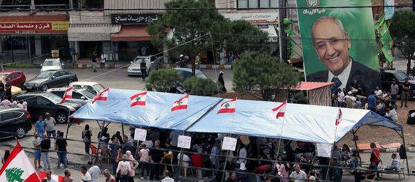 Un cartel con el retrato de Nabih Berri, el presidente del Parlamento del Líbano - Sputnik Mundo
