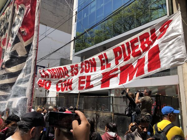 Horas decisivas en Argentina: recibe al FMI y comienzan las negociaciones de la deuda - Sputnik Mundo