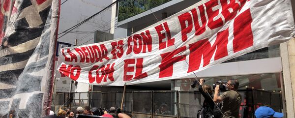 Argentinos protestan frente a la sede del FMI en Buenos Aires - Sputnik Mundo
