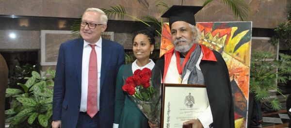 El viceministro de relaciones exteriores, Serguéi Riabkov junto al pintor cubano Omar Godínez El viceministro de relaciones exteriores, Serguéi Riabkov junto al pintor cubano Omar Godínez - Sputnik Mundo