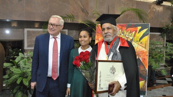 El viceministro de relaciones exteriores, Serguéi Riabkov junto al pintor cubano Omar Godínez - Sputnik Mundo