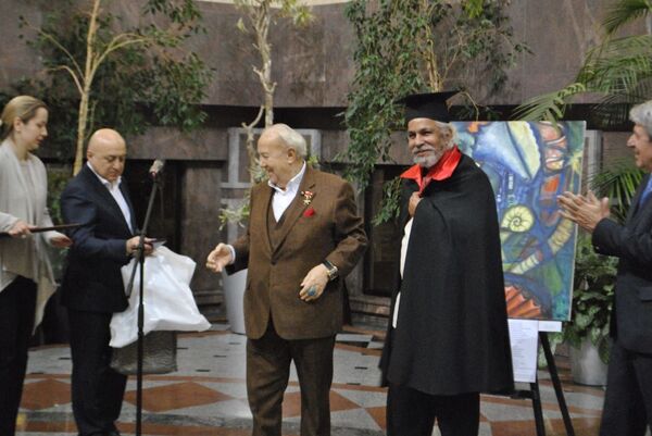 Academia de Bellas Artes rusa nombra miembro honorífico al pintor cubano Omar Godínez - Sputnik Mundo