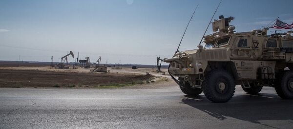Un blindado de EEUU cerca de campos petroleros en noreste de Siria - Sputnik Mundo