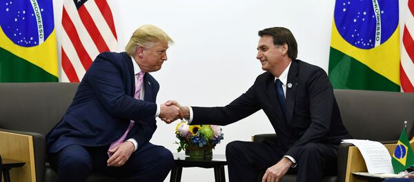 Un apretón de manos del presidente de EEUU, Donald Trump, y su homólogo brasileño, Jair Bolsonaro - Sputnik Mundo