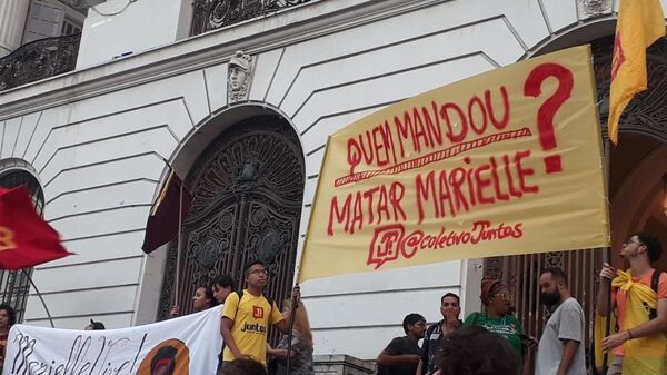 Manifestantes exigen en Rio de Janeiro saber quién mandó matar a la concejala Marielle Franco - Sputnik Mundo