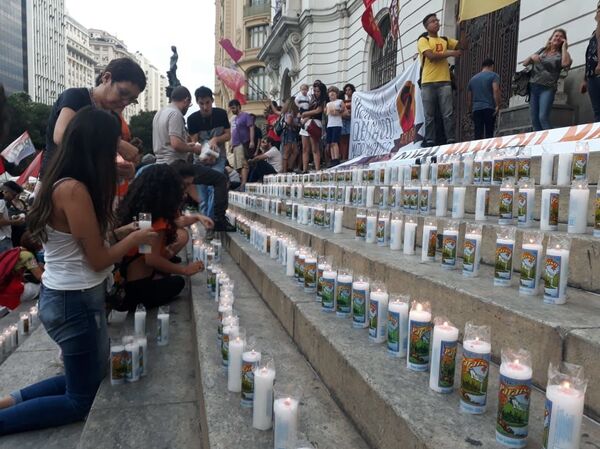 Viuda de concejala brasileña asesinada pide investigar a todos sin importar cargos - Sputnik Mundo