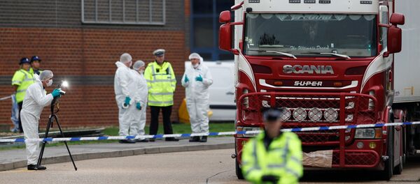 El camión donde hallaron los cuerpos en Essex, el Reino Unido El camión donde hallaron los cuerpos en Essex, el Reino Unido - Sputnik Mundo