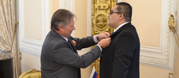 El Embajador de la Federación de Rusia en México, Víctor Coronelli, y el mexicano condecorado por el Ministerio de Defensa de Rusia, Eduardo Cruz - Sputnik Mundo