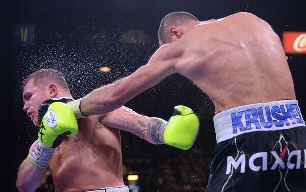 Kovalev defendiendo con todo el título mundial WBO - Sputnik Mundo