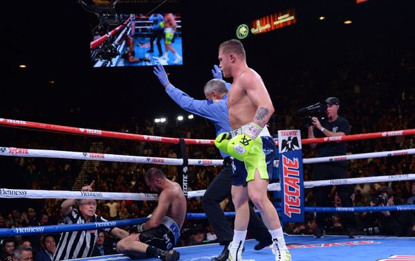 El momento en que Kovalev cae en el round número 11 por knock-out - Sputnik Mundo