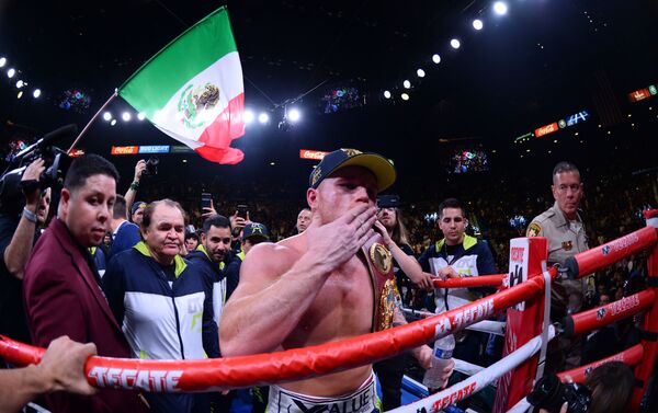 Saúl 'Canelo' Álvarez celebra su victoria - Sputnik Mundo