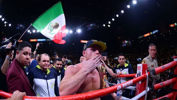 Saúl 'Canelo' Álvarez celebra su victoria - Sputnik Mundo