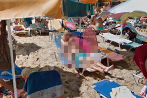 Los mapas de Google captan una escena íntima en una playa | Foto - Sputnik Mundo