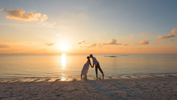 Una pareja en la playa, referencial - Sputnik Mundo