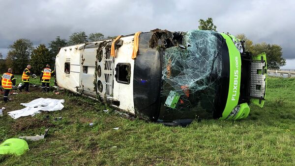 Un autobús de la compañía Flixbus vuelca al tomar la salida de la autopista A1 - Sputnik Mundo