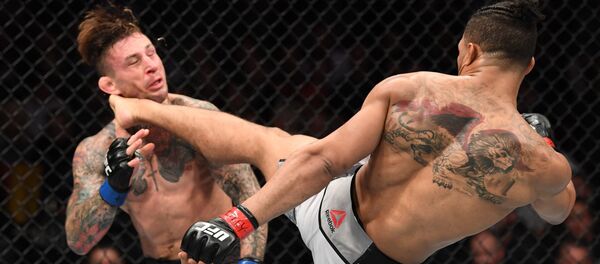 El luchador de MMA Kevin Lee noquea a su oponente Gregor Gillespie con una patada en la cabeza - Sputnik Mundo