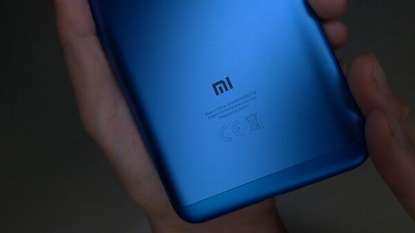 Un teléfono inteligente de Xiaomi (imagen referencial) - Sputnik Mundo