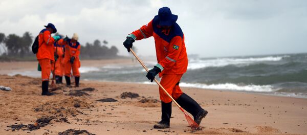 Trabajadores municipales limpiando de petróleo la playa de Barra de Jacuipe en Camacari - Sputnik Mundo