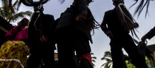 Diablos danzan en un hogar durante el Día de Muertos - Sputnik Mundo