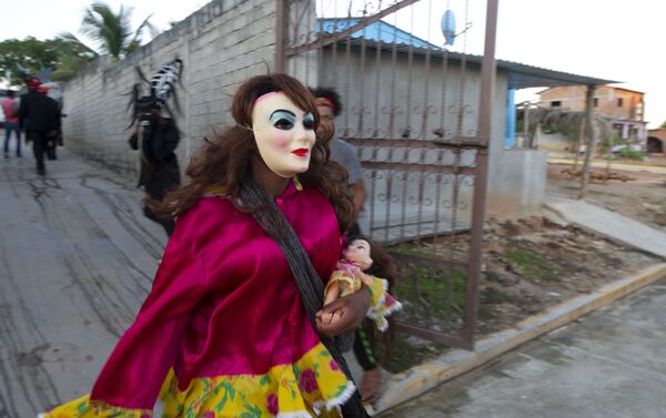 La Minga camina en la danza de los diablos durante el Día de Muertos - Sputnik Mundo