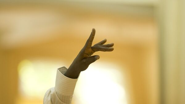 La mano de un afrodescendiente (imagen referencial) La mano de un afrodescendiente (imagen referencial) - Sputnik Mundo