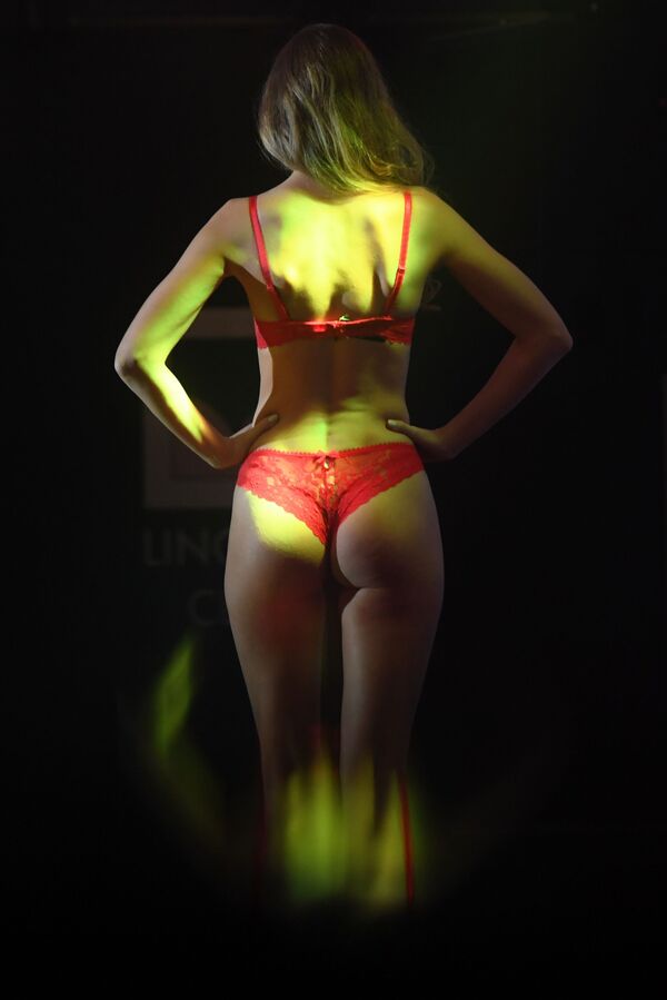 Moscú alberga un caliente desfile de lencería - Sputnik Mundo