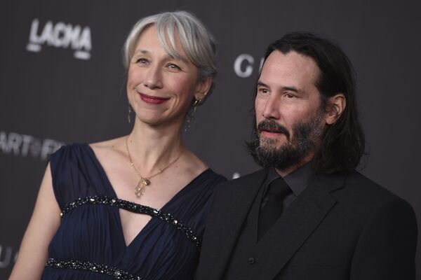 Keanu Reeves presenta una novia al público por primera vez en décadas | Fotos - Sputnik Mundo