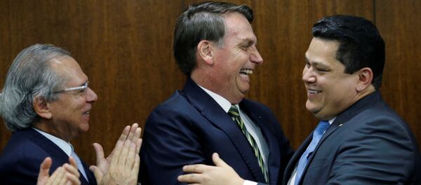 El presidente brasileño, Jair Bolsonaro, felicita al presidente del Senado, Davi Alcolumbre - Sputnik Mundo