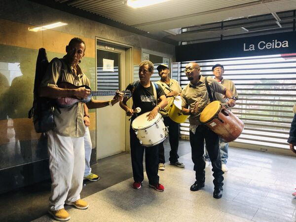 El cuartel escondido en las alturas de Caracas y su noche de salsa El cuartel escondido en las alturas de Caracas y su noche de salsa - Sputnik Mundo