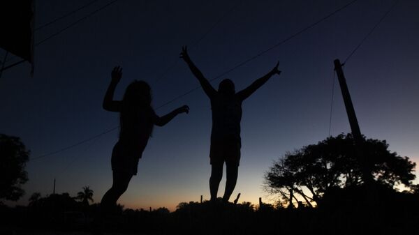 Cuajinicuilapa, Guerrero. Dos niños descansan tras el último día de la danza de los diablos, para festejar el Día de Muertos en la región de Costa Chica - Sputnik Mundo
