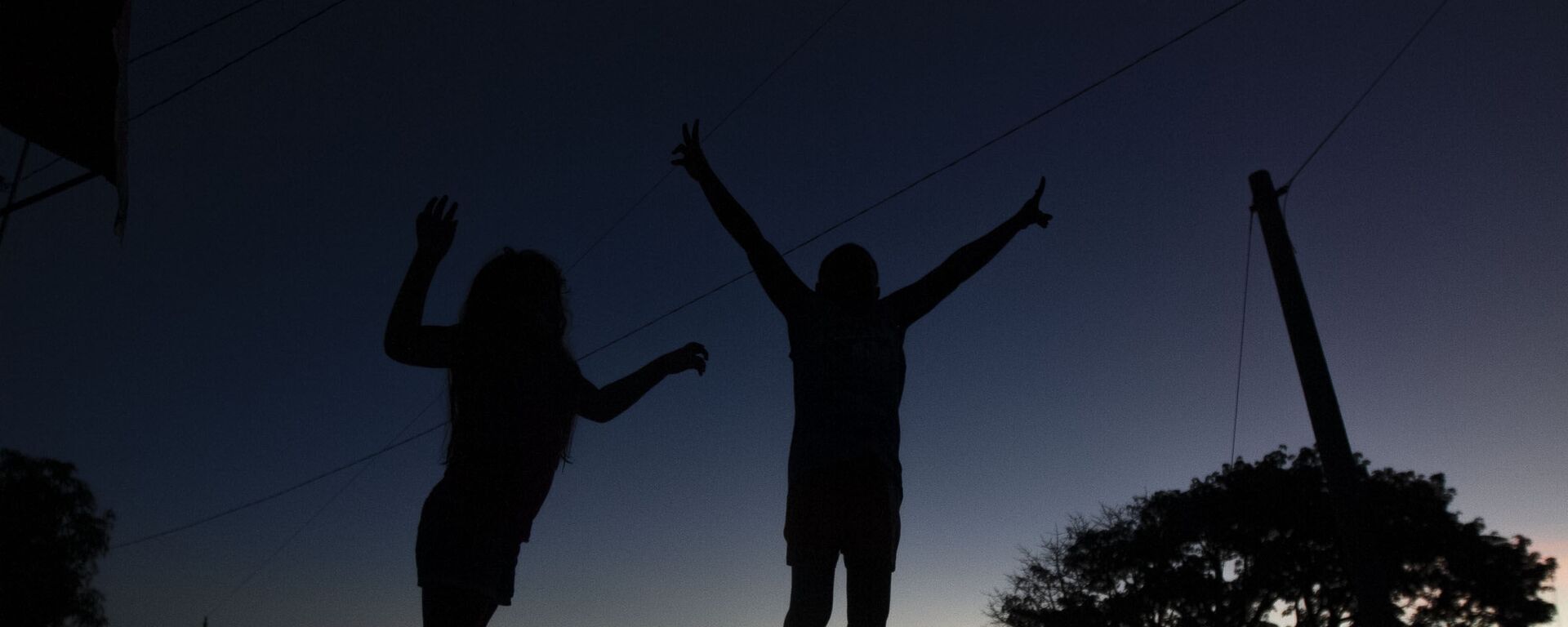 Cuajinicuilapa, Guerrero. Dos niños descansan tras el último día de la danza de los diablos, para festejar el Día de Muertos en la región de Costa Chica Cuajinicuilapa, Guerrero. Dos niños descansan tras el último día de la danza de los diablos, para festejar el Día de Muertos en la región de Costa Chica - Sputnik Mundo, 1920, 05.11.2019