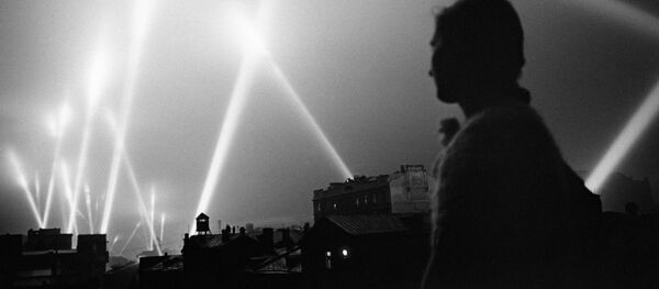 Los focos de las tropas de defensa aérea iluminan el cielo de Moscú, 1941 - Sputnik Mundo