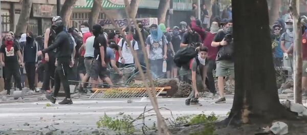 Usan gases lacrimógenos y cañones de agua contra los manifestantes en Chile - Sputnik Mundo