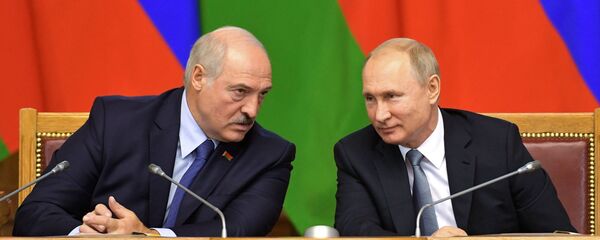 El presidente de Bielorrusia, Alexandr Lukashenko, y el presidente de Rusia, Vladímir Putin - Sputnik Mundo
