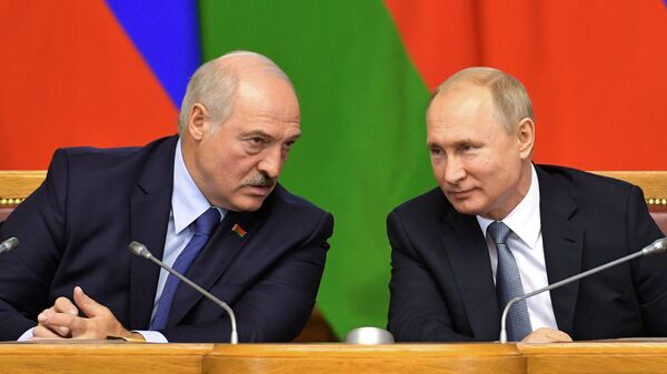 El presidente de Bielorrusia, Alexandr Lukashenko, y el presidente de Rusia, Vladímir Putin  - Sputnik Mundo