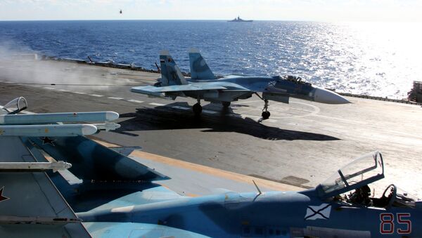 Un Su-33 en el portaviones Almirante Kuznetsov - Sputnik Mundo