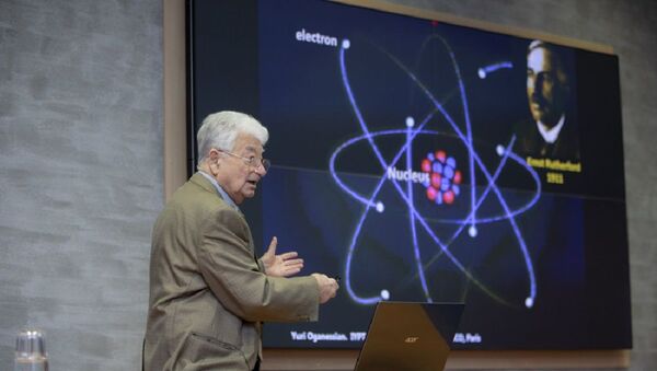  Yuri Oganesián, científico ruso - Sputnik Mundo