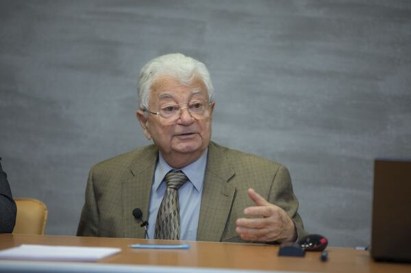 El reconocido físico ruso Oganesián busca hallar más elementos superpesados - Sputnik Mundo