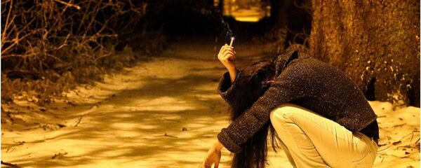 Una mujer con un cigarillo Una mujer con un cigarillo - Sputnik Mundo