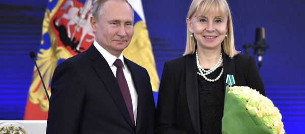El presidente Vladímir Putin condecora con la Orden de la Amistad a María Victoria Alcaraz, directora del Teatro Colón de Buenos Aires, Argentina - Sputnik Mundo