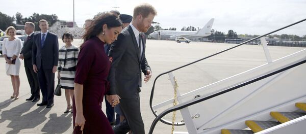 La duquesa y el duque de Sussex, Meghan y Enrique, abordan un avión - Sputnik Mundo