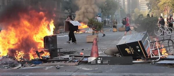 Las llamas de las protestas en Chile llegan al barrio financiero de Santiago - Sputnik Mundo