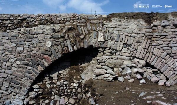 Un casual hallazgo arqueológico revela 11 sorprendentes glifos prehispánicos en México | Fotos - Sputnik Mundo