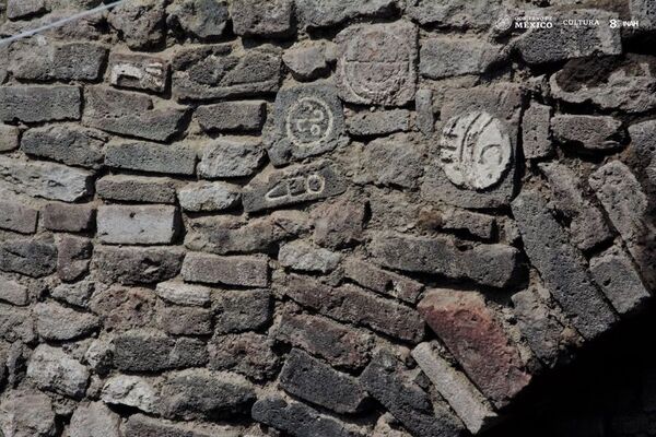 Un casual hallazgo arqueológico revela 11 sorprendentes glifos prehispánicos en México | Fotos - Sputnik Mundo