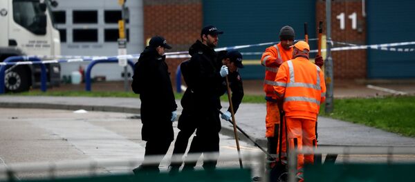 Policía británica en el lugar donde estaba el camión con migrantes muertos - Sputnik Mundo