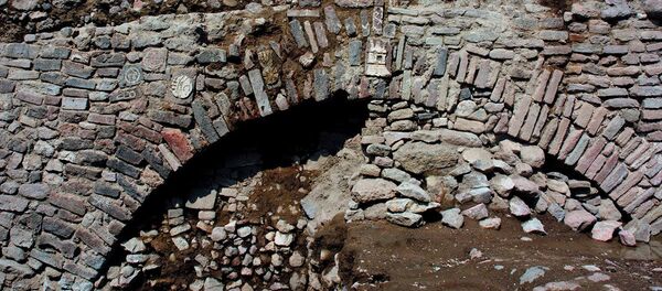 Puente descubierto en Ecatepec con glifos prehispánicos - Sputnik Mundo