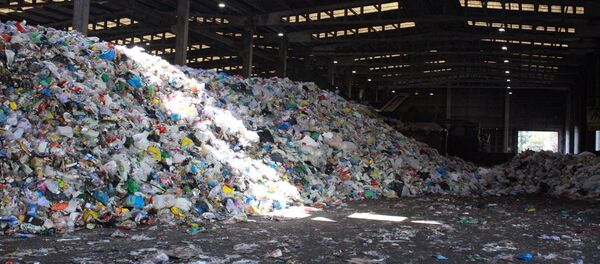 Basura de plástico en la planta de reciclaje de Aborgase en Andalucía - Sputnik Mundo