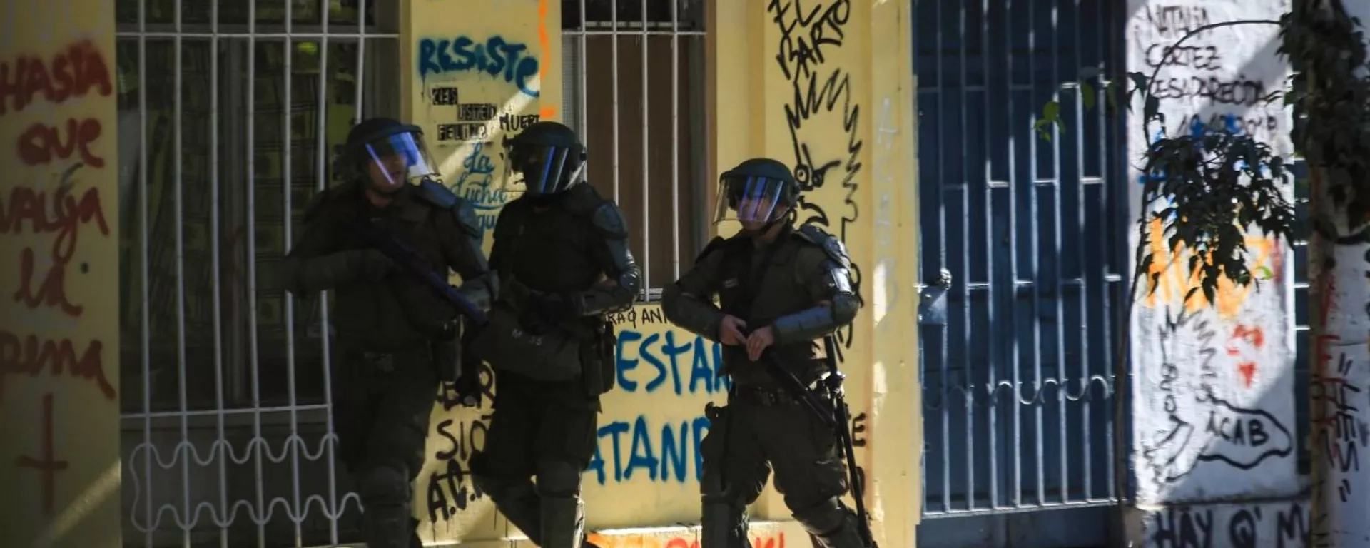 Carabineros de Chile disparan hacia los manifestantes Carabineros de Chile disparan hacia los manifestantes - Sputnik Mundo, 1920, 01.07.2021