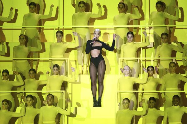 Desfiles de lencería, festivales y una fiesta popular rusa: las fotos más impresionantes de la semana - Sputnik Mundo