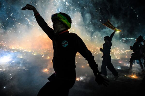 Desfiles de lencería, festivales y una fiesta popular rusa: las fotos más impresionantes de la semana - Sputnik Mundo